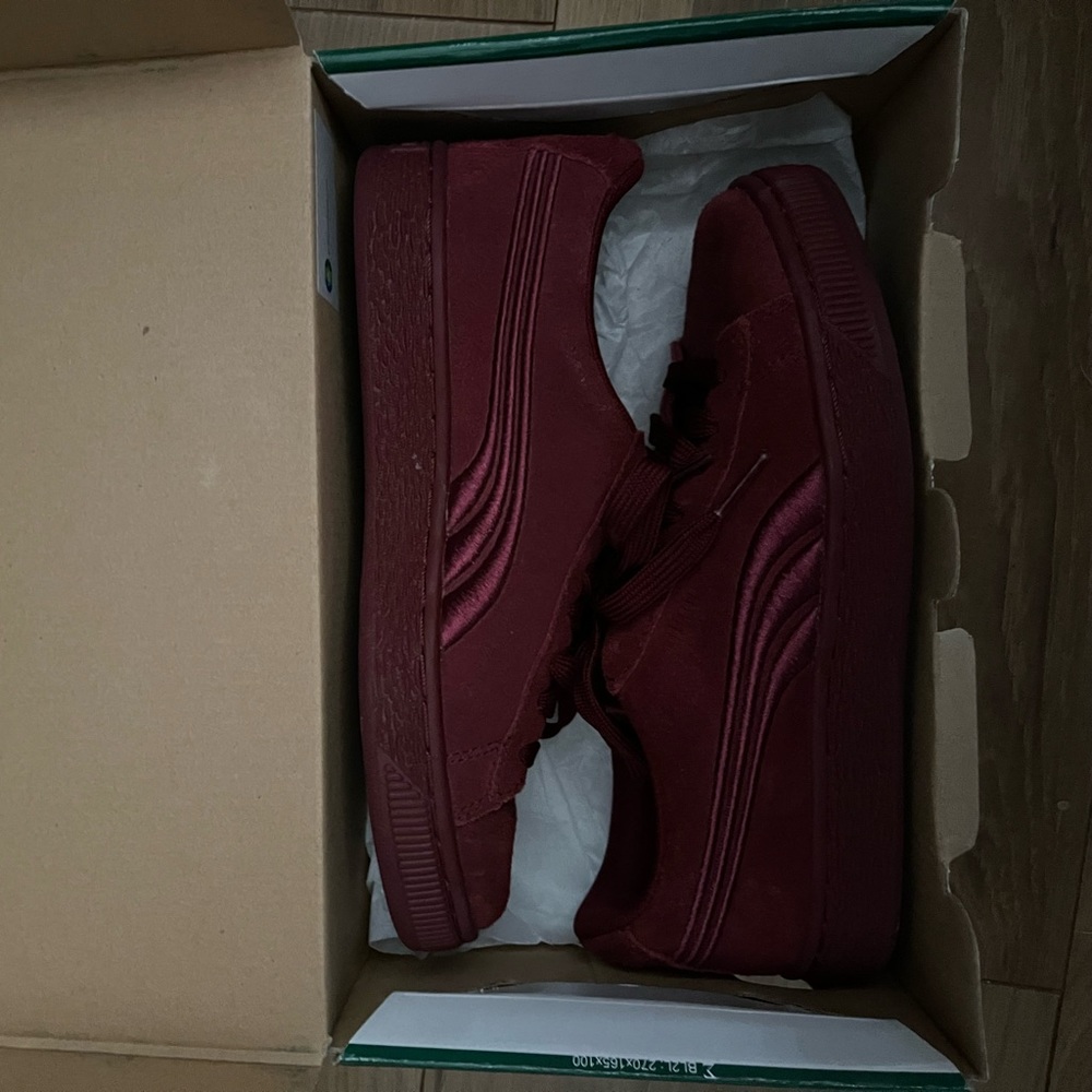 Suede pumas